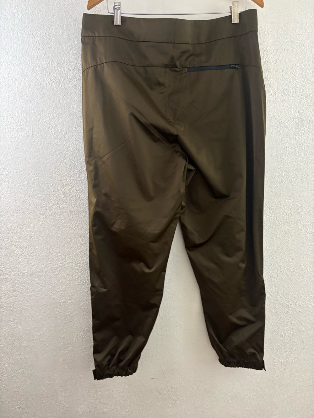 Athleta Radiant Jogger pants featuring ankle zippers shiny sateen finish size 14 - Picture 6 of 9